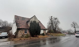 Der Schandfleck an der Paderborner Straße kurz hinter dem Kreisel, der zur Sperenberger Straße führt, wird bald verschwinden. Dort plant die Volksbank Elsen-Wewer-Borchen eine neue Filiale zu errichten. - Uwe Müller Der Schandfleck an der Paderborner Straße kurz hinter dem Kreisel, der zur Sperenberger Straße führt, wird bald verschwinden. Dort plant die Volksbank Elsen-Wewer-Borchen eine neue Filiale zu errichten. - Uwe Müller