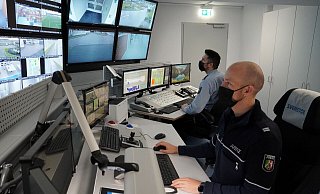 Zwei Beamte haben in der neuen Sicherheitszentrale rund um die Uhr Häftlinge, Hafthäuser und die Mauern in Blick. - JVA Brackwede Zwei Beamte haben in der neuen Sicherheitszentrale rund um die Uhr Häftlinge, Hafthäuser und die Mauern in Blick. - JVA Brackwede