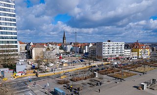 Das ehemalige Telekom-Parkhaus am Kesselbrink ist Geschichte. Auf der frei gewordenen Fläche parken Autos. Bis zum Jahreswechsel soll das neue Parkhaus fertig sein. - Andreas Zobe Das ehemalige Telekom-Parkhaus am Kesselbrink ist Geschichte. Auf der frei gewordenen Fläche parken Autos. Bis zum Jahreswechsel soll das neue Parkhaus fertig sein. - Andreas Zobe