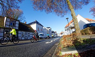 Die Bielefelder Straße - vor gut fünf Jahren saniert, mit altem Fachwerk und neuem Gebäudebestand, mit alten Bäumen und viel Radverkehr. Wer sie entlang spaziert, darf dabei auch an viele alte - und neuere - Geschichten denken. - Andreas Sundermeier Die Bielefelder Straße - vor gut fünf Jahren saniert, mit altem Fachwerk und neuem Gebäudebestand, mit alten Bäumen und viel Radverkehr. Wer sie entlang spaziert, darf dabei auch an viele alte - und neuere - Geschichten denken. - Andreas Sundermeier