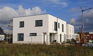 Neue Eigenheime kosten oft 500.000 Euro und mehr. Bei steigenden Zinsen ist das für viele Menschen nicht mehr zu finanzieren. Die Kreishandwerkerschaft befürchtet daher einen Einbruch der Bautätigkeit im Einfamilienhausbereich. - picture alliance / imageBROKER Neue Eigenheime kosten oft 500.000 Euro und mehr. Bei steigenden Zinsen ist das für viele Menschen nicht mehr zu finanzieren. Die Kreishandwerkerschaft befürchtet daher einen Einbruch der Bautätigkeit im Einfamilienhausbereich. - picture alliance / imageBROKER