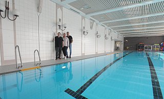 Christoph Flieder, Steffi Fonas und Mike Fonas freuen sich auf die neue Saison im Rahdener Hallenbad - und hoffen auf viele Gäste, die hier dann ihre Bahnen schwimmen. - Joern Spreen-Ledebur Christoph Flieder, Steffi Fonas und Mike Fonas freuen sich auf die neue Saison im Rahdener Hallenbad - und hoffen auf viele Gäste, die hier dann ihre Bahnen schwimmen. - Joern Spreen-Ledebur
