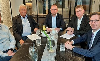 Ratsfraktionsspitze und Bürgermeister: Schatzmeister Thomas Vonde (v. l.), stellvertretender Bürgermeister Heinz-Josef Bodemann, Fraktionschef Hubertus Kuhaupt, Geschäftsführer Daniel Strathaus und Rathauschef Tobias Scherf. - Dieter Scholz Ratsfraktionsspitze und Bürgermeister: Schatzmeister Thomas Vonde (v. l.), stellvertretender Bürgermeister Heinz-Josef Bodemann, Fraktionschef Hubertus Kuhaupt, Geschäftsführer Daniel Strathaus und Rathauschef Tobias Scherf. - Dieter Scholz