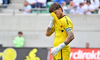 SCP-Keeper Jannik Huth musste gegen Fürth gleich fünfmal hinter sich greifen und verhinderte mit guten Paraden trotzdem eine noch höhre Niederlage. - IMAGO/Zink SCP-Keeper Jannik Huth musste gegen Fürth gleich fünfmal hinter sich greifen und verhinderte mit guten Paraden trotzdem eine noch höhre Niederlage. - IMAGO/Zink