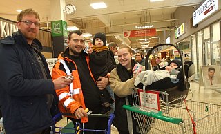 Familie Weber aus Espelkamp freut sich über das süße Geschenk von Landwirt Benjamin Kröger. - Karsten Schulz Familie Weber aus Espelkamp freut sich über das süße Geschenk von Landwirt Benjamin Kröger. - Karsten Schulz