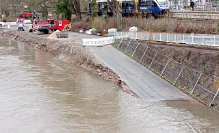 Die Weser dürfte sich in den kommenden Tagen in ihr eigentliches Bett zurückziehen. Stück für Stück lässt der Fluss von der LGS-Baustelle direkt am Ufer ab. - Michaela Bast Die Weser dürfte sich in den kommenden Tagen in ihr eigentliches Bett zurückziehen. Stück für Stück lässt der Fluss von der LGS-Baustelle direkt am Ufer ab. - Michaela Bast