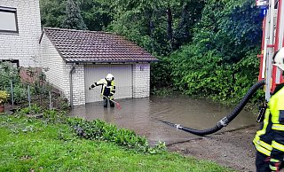 In Elverdissen - hier am Biemser Weg - hat der Starkregen an einem Montag im Mai 2023 zu Überflutungen geführt. - Feuerwehr Herford In Elverdissen - hier am Biemser Weg - hat der Starkregen an einem Montag im Mai 2023 zu Überflutungen geführt. - Feuerwehr Herford