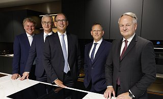 Dank der zahlreichen Innovationen, die Nobilia aktuell bei seiner Hausmesse präsentiert, sehen die Geschäftsführer Andreas Hornung (v. l.), Christopher Stenzel, Lars Bopf, Frank Kramer und Michael Klein den Verler Küchenhersteller sehr gut aufgestellt. - Roland Thöring Dank der zahlreichen Innovationen, die Nobilia aktuell bei seiner Hausmesse präsentiert, sehen die Geschäftsführer Andreas Hornung (v. l.), Christopher Stenzel, Lars Bopf, Frank Kramer und Michael Klein den Verler Küchenhersteller sehr gut aufgestellt. - Roland Thöring