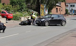 Auf der Herforder Straße in Bünde kam es zur Kollision zwischen einem Mini und einem Krad. Ein Unfallaufnahmeteam aus Bielefeld sichert die Spuren. - Shannon-Lee Bendig Auf der Herforder Straße in Bünde kam es zur Kollision zwischen einem Mini und einem Krad. Ein Unfallaufnahmeteam aus Bielefeld sichert die Spuren. - Shannon-Lee Bendig
