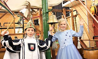 Die Tollitäten Adam Alani und Lena Brockmann läuten den Karneval für Steinheims junge Jecken ein. Fotos: Madita Schellenberg - Madita Schellenberg Die Tollitäten Adam Alani und Lena Brockmann läuten den Karneval für Steinheims junge Jecken ein. Fotos: Madita Schellenberg - Madita Schellenberg