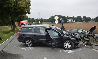 Beide am Unfall beteiligten Autos wurden erheblich beschädigt. Schlimmer als der Blechschaden sind aber die fünf verletzten Menschen. - Polizei Herford Beide am Unfall beteiligten Autos wurden erheblich beschädigt. Schlimmer als der Blechschaden sind aber die fünf verletzten Menschen. - Polizei Herford