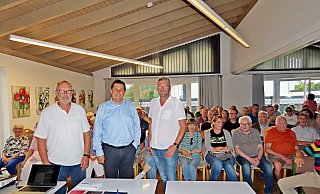 Michael Makosch (Mitte), Vertriebsleiter bei den Stadtwerken informiert über die Möglichkeiten hinsichtlich Fernwärme in Lipperreihe. Peter Jong (l.),, Vorsitzender der SPD Oerlinghausen und Peter Heepmann stellten mögliche Einflussnahmen der Politik in diesem Bereich vor. - Gunter Held Michael Makosch (Mitte), Vertriebsleiter bei den Stadtwerken informiert über die Möglichkeiten hinsichtlich Fernwärme in Lipperreihe. Peter Jong (l.),, Vorsitzender der SPD Oerlinghausen und Peter Heepmann stellten mögliche Einflussnahmen der Politik in diesem Bereich vor. - Gunter Held