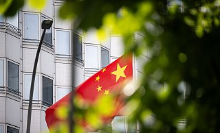 Eine chinesische Flagge vor der chinesischen Botschaft in Berlin. - Hannes P Albert Eine chinesische Flagge vor der chinesischen Botschaft in Berlin. - Hannes P Albert