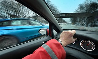 Mit Vollgas über den Asphalt: Oftmals junge Männer liefern sich immer wieder illegale Autorennen auf vielen Straßen Deutschlands. Jüngst hat die Polizei in Gütersloh zwei Mal innerhalb von 50 Stunden rücksichtslose PS-Rüpel aus dem Verkehr gezogen. - Symbolfoto/ Andreas Frücht Mit Vollgas über den Asphalt: Oftmals junge Männer liefern sich immer wieder illegale Autorennen auf vielen Straßen Deutschlands. Jüngst hat die Polizei in Gütersloh zwei Mal innerhalb von 50 Stunden rücksichtslose PS-Rüpel aus dem Verkehr gezogen. - Symbolfoto/ Andreas Frücht