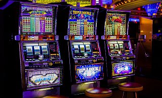 Die Beamten beschlagnahmten mehrere tausend Euro Bargeld und weitere Beweismittel, wie drei Spielautomaten. - Pixabay (Symbolfoto) Die Beamten beschlagnahmten mehrere tausend Euro Bargeld und weitere Beweismittel, wie drei Spielautomaten. - Pixabay (Symbolfoto)
