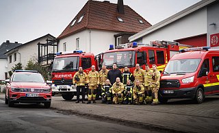 Die meisten Angehörigen der Löschgruppe Holsen werden Silvester mit ihren Familien in Bereitschaft im Feuerwehrgerätehaus feiern, um schneller an einem Einsatzort zu sein. Michael Fliegert (links) hat den so genannten Führungsdienst, deshalb steht das dazugehörige Fahrzeug (links) mit dabei. Einige Mitglieder der Löschgruppe feiern zuhause und halten sich dort für Einsätze bereit. - Gerald Dunkel Die meisten Angehörigen der Löschgruppe Holsen werden Silvester mit ihren Familien in Bereitschaft im Feuerwehrgerätehaus feiern, um schneller an einem Einsatzort zu sein. Michael Fliegert (links) hat den so genannten Führungsdienst, deshalb steht das dazugehörige Fahrzeug (links) mit dabei. Einige Mitglieder der Löschgruppe feiern zuhause und halten sich dort für Einsätze bereit. - Gerald Dunkel