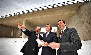 Kampf für den Lückenschluss: Der Landtagsabgeordnete Rainer Lux, Verkehrsminister Lutz Lienenkämper und Staatssekretär Günter Kozlowski (v. l.) 2010 auf der Trasse der Autobahn 33. - BIELEFELD Kampf für den Lückenschluss: Der Landtagsabgeordnete Rainer Lux, Verkehrsminister Lutz Lienenkämper und Staatssekretär Günter Kozlowski (v. l.) 2010 auf der Trasse der Autobahn 33. - BIELEFELD
