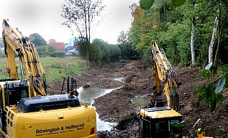 Östlich des Martinsweges bekommt der Besebach ein viel breiteres Gebiet zugewiesen, in dem er sich sein Bett suchen darf. Bis Ende Oktober sollen die Arbeiten dort beendet sein. - Andreas Sundermeier Östlich des Martinsweges bekommt der Besebach ein viel breiteres Gebiet zugewiesen, in dem er sich sein Bett suchen darf. Bis Ende Oktober sollen die Arbeiten dort beendet sein. - Andreas Sundermeier