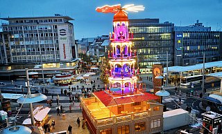 Stimmungsvoll und ein bisschen Disco: Die Weihnachtspyramide überragt den Jahnplatz und leuchtet in bunten Farben. - Barbara Franke Stimmungsvoll und ein bisschen Disco: Die Weihnachtspyramide überragt den Jahnplatz und leuchtet in bunten Farben. - Barbara Franke