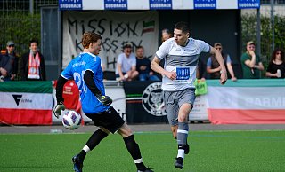 SC Bielefelds Nadir Sljivo (r.) erzielte gegen Fichtes Keeper Hasan Kaya das 1:0 für seine Sudbracker. Am Ende durfte er sich gemeinsam mit seinem Team über drei wichtige Punkte im Kampf um den Klassenerhalt freuen. - Andreas Zobe SC Bielefelds Nadir Sljivo (r.) erzielte gegen Fichtes Keeper Hasan Kaya das 1:0 für seine Sudbracker. Am Ende durfte er sich gemeinsam mit seinem Team über drei wichtige Punkte im Kampf um den Klassenerhalt freuen. - Andreas Zobe