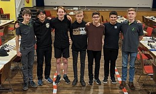Die siegreiche Mannschaft vom Theodorianum um (v. l.) Maurin Möller, Heyang Li, Philipp Klerx, Jakob Gering, Deniz Bade, Shayan Nourzad und Linus Rohm. - Theodorianum Die siegreiche Mannschaft vom Theodorianum um (v. l.) Maurin Möller, Heyang Li, Philipp Klerx, Jakob Gering, Deniz Bade, Shayan Nourzad und Linus Rohm. - Theodorianum