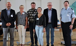Kriminaloberrat Peter Hentschel (v.l.), die Kriminalhauptkommissare Judith Fabeck und Jan Riechmann sowie Regierungsbeschäftigte Juliana Laubichler, Kreisdirektor Klaus Schumacher und Polizeidirektor Christian Brenski beim Treffen zum Projekt. Foto: Polizei - Polizei Höxter Kriminaloberrat Peter Hentschel (v.l.), die Kriminalhauptkommissare Judith Fabeck und Jan Riechmann sowie Regierungsbeschäftigte Juliana Laubichler, Kreisdirektor Klaus Schumacher und Polizeidirektor Christian Brenski beim Treffen zum Projekt. Foto: Polizei - Polizei Höxter