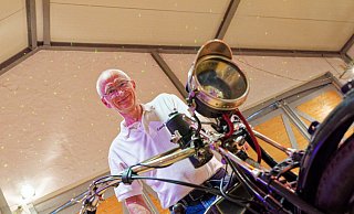 Gerd Althoff freut sich über die zahlreichen Gäste bei der nunmehr 13. Ausstellung alter Motorräder im Engeraner Kleinbahnhof. Er steht hinter der alten FN aus dem Jahr 1918. - Andreas Sundermeier Gerd Althoff freut sich über die zahlreichen Gäste bei der nunmehr 13. Ausstellung alter Motorräder im Engeraner Kleinbahnhof. Er steht hinter der alten FN aus dem Jahr 1918. - Andreas Sundermeier