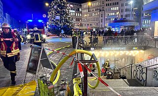 Erst um 1.30 Uhr in der Nacht verließen die letzten der insgesamt 85 Einsatzkräfte den Brandort unter dem Jahnplatz. Die Feuerwehr war insgesamt sieben Stunden vor Ort. - Barbara Franke Erst um 1.30 Uhr in der Nacht verließen die letzten der insgesamt 85 Einsatzkräfte den Brandort unter dem Jahnplatz. Die Feuerwehr war insgesamt sieben Stunden vor Ort. - Barbara Franke