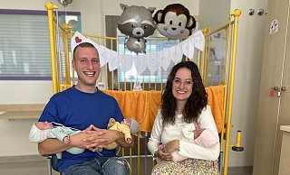 Manuel und Alina Gerlitz mit Neo, Eli und Nola. - St.-Vincenz-Kliniken Manuel und Alina Gerlitz mit Neo, Eli und Nola. - St.-Vincenz-Kliniken