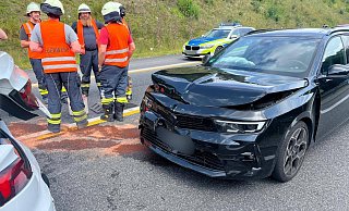 Einsatzkräfte der Feuerwehr streuen die Fahrbahn der A44 nach dem Auffahrunfall mit Bindemittel ab. - FFW Breuna Einsatzkräfte der Feuerwehr streuen die Fahrbahn der A44 nach dem Auffahrunfall mit Bindemittel ab. - FFW Breuna