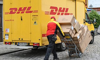 Paketzusteller haben gerade alle Hände voll zu tun. - imago images/Winfried Rothermel Paketzusteller haben gerade alle Hände voll zu tun. - imago images/Winfried Rothermel