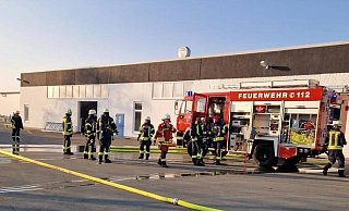 Feuerwehreinheiten aus Borgentreich und Natzungen waren bei Möbel Decker im Einsatz. - FFW Borgentreich Feuerwehreinheiten aus Borgentreich und Natzungen waren bei Möbel Decker im Einsatz. - FFW Borgentreich