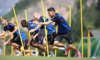 Der nachgereiste SCP-Akteur Raphael Obermair (vorne) absolvierte am Samstag seine erste Trainingseinheit in Tirol. - Oliver Krato Der nachgereiste SCP-Akteur Raphael Obermair (vorne) absolvierte am Samstag seine erste Trainingseinheit in Tirol. - Oliver Krato