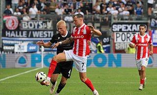 Louis Oppie (l.), hier ganz dicht an Cottbus-Stürmer Timmy Thiele, war der beste Armine. - IMAGO/Steffen Beyer Louis Oppie (l.), hier ganz dicht an Cottbus-Stürmer Timmy Thiele, war der beste Armine. - IMAGO/Steffen Beyer