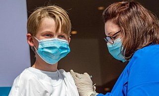 Am Samstag, 31. Juli, können sich 12- bis 15-Jährige im Impfzentrum des Kreises Herford impfen lassen. In den USA - hier ein 13-Jähriger im Bundesstaat Connecticut - werden Kinder bereits seit einiger Zeit geimpft. - AFP Am Samstag, 31. Juli, können sich 12- bis 15-Jährige im Impfzentrum des Kreises Herford impfen lassen. In den USA - hier ein 13-Jähriger im Bundesstaat Connecticut - werden Kinder bereits seit einiger Zeit geimpft. - AFP