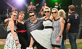 Yvonne Schaper (v. l.), Svenja Walter, Björn Schwarzer, Michaela Rook und Melanie Lappe feierten in passenden Outfits. - Thomas Kube Yvonne Schaper (v. l.), Svenja Walter, Björn Schwarzer, Michaela Rook und Melanie Lappe feierten in passenden Outfits. - Thomas Kube