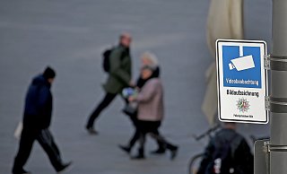 Dieses Hinweisschild mit der Aufschrift Videobeobachtung und Bildaufzeichnung hängt vor dem Kölner Hauptbahnhof. Längst gibt es an immer mehr Stellen Kameras, die rund um Gebäude das Geschehen beobachten. - dpa/Oliver Berg Dieses Hinweisschild mit der Aufschrift Videobeobachtung und Bildaufzeichnung hängt vor dem Kölner Hauptbahnhof. Längst gibt es an immer mehr Stellen Kameras, die rund um Gebäude das Geschehen beobachten. - dpa/Oliver Berg