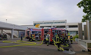 60 Einsatzkräfte aus Beverungen, Herstelle und Würgassen hatten das Feuer an der Schule binnen 20 Minuten unter Kontrolle. - Manuela Puls 60 Einsatzkräfte aus Beverungen, Herstelle und Würgassen hatten das Feuer an der Schule binnen 20 Minuten unter Kontrolle. - Manuela Puls