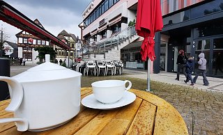 Jetzt ist das Café überraschend geschlossen, die Stühle angekettet. Kaffee wird hier erstmal nicht mehr ausgeschenkt. - David Schellenberg Jetzt ist das Café überraschend geschlossen, die Stühle angekettet. Kaffee wird hier erstmal nicht mehr ausgeschenkt. - David Schellenberg
