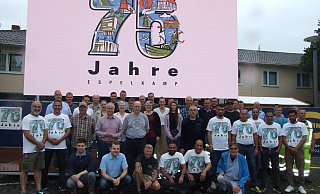 Ein imposantes Foto vor der großen Video-Leinwand auf dem Wilhelm-Kern-Platz: Männer und Frauen aus allen Abteilungen und Sachgebieten der Stadtverwaltung sind für das Stadtjubiläum im Einsatz und arbeiten intensiv zusammen. - Karsten Schulz Ein imposantes Foto vor der großen Video-Leinwand auf dem Wilhelm-Kern-Platz: Männer und Frauen aus allen Abteilungen und Sachgebieten der Stadtverwaltung sind für das Stadtjubiläum im Einsatz und arbeiten intensiv zusammen. - Karsten Schulz