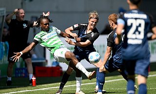 Fürths Noel Futkeu (l.) kämpft mit den Paderbornern Felix Götze (M.) und Laurin Curda (r., halb verdeckt) um den Ball. - Jens Niering / dpa Fürths Noel Futkeu (l.) kämpft mit den Paderbornern Felix Götze (M.) und Laurin Curda (r., halb verdeckt) um den Ball. - Jens Niering / dpa