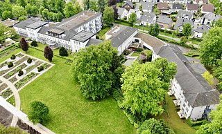 Das Parkhotel liegt direkt an der Bad Lippspringer Gartenschau. Sichtschutzzäune werden um das Teamhotel herum noch aufgestellt. - Jens Reddeker Das Parkhotel liegt direkt an der Bad Lippspringer Gartenschau. Sichtschutzzäune werden um das Teamhotel herum noch aufgestellt. - Jens Reddeker
