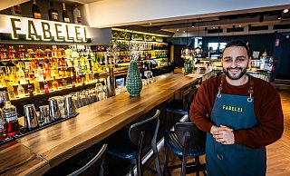 Berkay Demir in dem stylischen Ambiente der neuen Bar. - Sarah Jonek Fotografie Berkay Demir in dem stylischen Ambiente der neuen Bar. - Sarah Jonek Fotografie