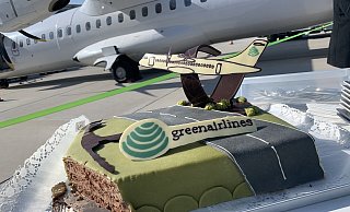 Diesen Kuchen gab es zum Ersflug von Green Airlines Ende März von Paderborn nach Sylt. Mittlerweile geht es beim Unternehmen weniger festlich zu. - Jens Reddeker Diesen Kuchen gab es zum Ersflug von Green Airlines Ende März von Paderborn nach Sylt. Mittlerweile geht es beim Unternehmen weniger festlich zu. - Jens Reddeker