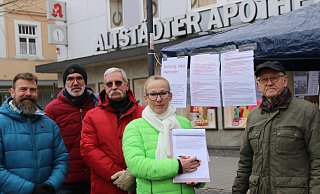 Anwohner und Initiatoren der Interessengemeinschaft Sandbrede sammelten Unterschriften gegen die geplanten Anwohnerbeiträge und wollen diese in Kürze Bürgermeister Kähler und dem Baudezernat übergeben. - Claus Frickemeier Anwohner und Initiatoren der Interessengemeinschaft Sandbrede sammelten Unterschriften gegen die geplanten Anwohnerbeiträge und wollen diese in Kürze Bürgermeister Kähler und dem Baudezernat übergeben. - Claus Frickemeier