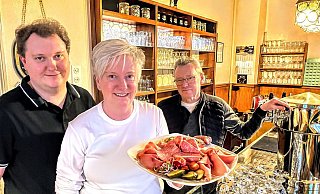 Marc-Kevin (v. l.), Silke und Thomas Böhler betreiben die Traditionswirtschaft in fünfter Generation. - Eike J. Horstmann Marc-Kevin (v. l.), Silke und Thomas Böhler betreiben die Traditionswirtschaft in fünfter Generation. - Eike J. Horstmann