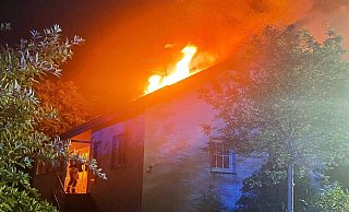 Ein Blitzschlag löst das Feuer in der Nacht zum Montag aus. - Feuerwehr Büren Ein Blitzschlag löst das Feuer in der Nacht zum Montag aus. - Feuerwehr Büren