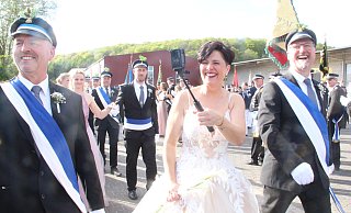 Stadtkönigin Biggi Vahle, die von den Königsoffizieren Eugen Menne und Matthias Petry begleitet wird, filmt jede Sekunde des Festumzugs auf Video. - Burkhard Battran Stadtkönigin Biggi Vahle, die von den Königsoffizieren Eugen Menne und Matthias Petry begleitet wird, filmt jede Sekunde des Festumzugs auf Video. - Burkhard Battran