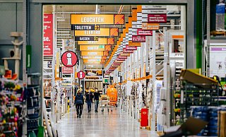 Auch vor der offiziellen Eröffnung ist für letzte Arbeiten schon viel Betrieb in den Gängen des Baumarktes. - Besim Mazhiqi Auch vor der offiziellen Eröffnung ist für letzte Arbeiten schon viel Betrieb in den Gängen des Baumarktes. - Besim Mazhiqi