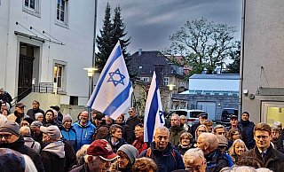 Die Teilnehmer der Veranstaltung zeigten Solidarität mit Israel. - Michaela Heinze Die Teilnehmer der Veranstaltung zeigten Solidarität mit Israel. - Michaela Heinze